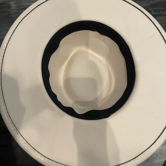 Oversized beige flat rim fedora hat with heart detail - Picture 5 of 6